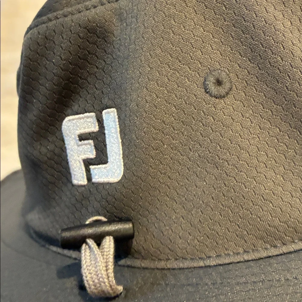 Titleist FJ Aussie golf hat, adjustable head and chin straps. - Picture 9 of 9